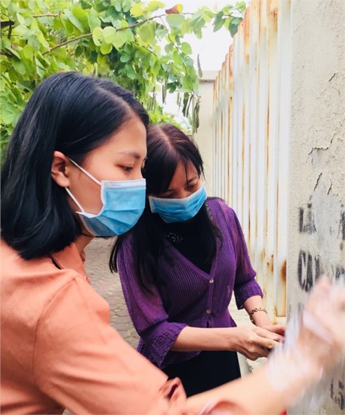 Giáo viên trường Tiểu học Đô Thị Việt Hưng tham gia tổng vệ sinh môi trường, phòng chống dịch bệnh mùa hè và dịch tả lợn Châu Phi.
